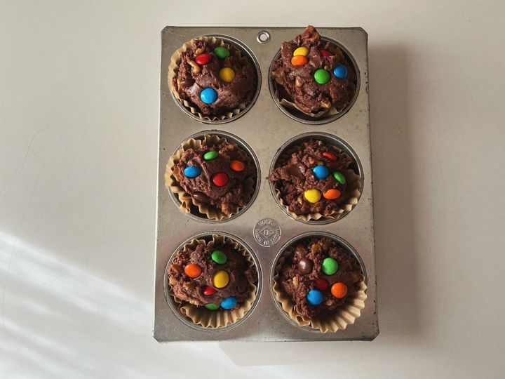 【グルテンフリーの簡単お菓子】カラフルポップなブラックココアの米粉マフィン【渡辺友美子のコーヒーに合うお菓子のレシピ vol.67 〜レシピで旅するヨーロッパ〜】