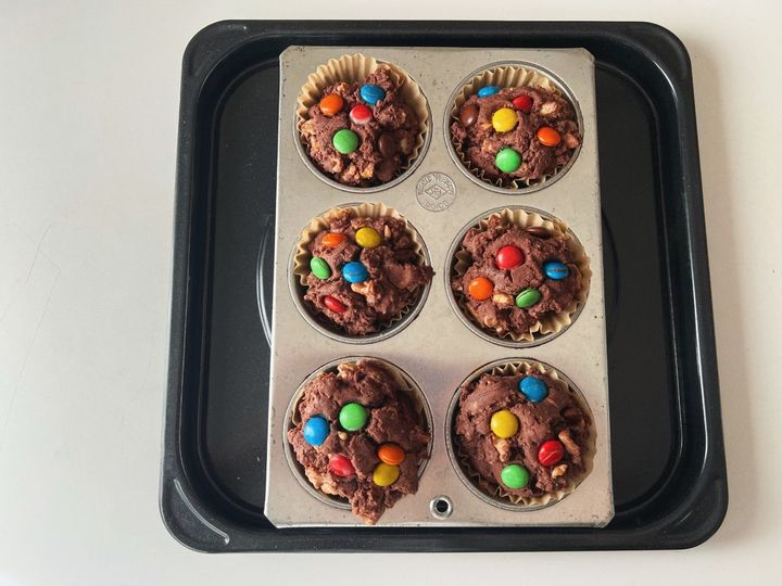 【グルテンフリーの簡単お菓子】カラフルポップなブラックココアの米粉マフィン【渡辺友美子のコーヒーに合うお菓子のレシピ vol.67 〜レシピで旅するヨーロッパ〜】