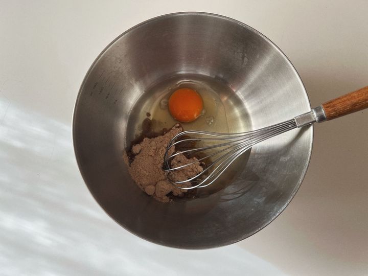 【グルテンフリーの簡単お菓子】カラフルポップなブラックココアの米粉マフィン【渡辺友美子のコーヒーに合うお菓子のレシピ vol.67 〜レシピで旅するヨーロッパ〜】