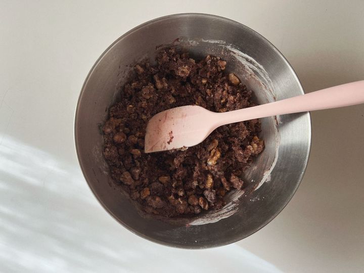 【グルテンフリーの簡単お菓子】カラフルポップなブラックココアの米粉マフィン【渡辺友美子のコーヒーに合うお菓子のレシピ vol.67 〜レシピで旅するヨーロッパ〜】