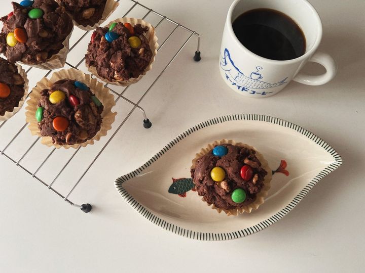 【グルテンフリーの簡単お菓子】カラフルポップなブラックココアの米粉マフィン【渡辺友美子のコーヒーに合うお菓子のレシピ vol.67 〜レシピで旅するヨーロッパ〜】