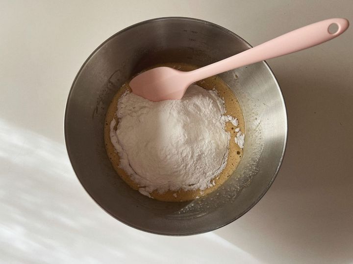 【グルテンフリーの簡単お菓子】カラフルポップなブラックココアの米粉マフィン【渡辺友美子のコーヒーに合うお菓子のレシピ vol.67 〜レシピで旅するヨーロッパ〜】