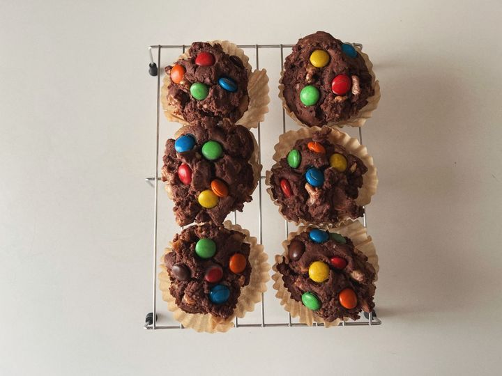 【グルテンフリーの簡単お菓子】カラフルポップなブラックココアの米粉マフィン【渡辺友美子のコーヒーに合うお菓子のレシピ vol.67 〜レシピで旅するヨーロッパ〜】