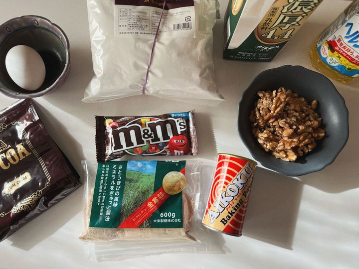 【グルテンフリーの簡単お菓子】カラフルポップなブラックココアの米粉マフィン【渡辺友美子のコーヒーに合うお菓子のレシピ vol.67 〜レシピで旅するヨーロッパ〜】