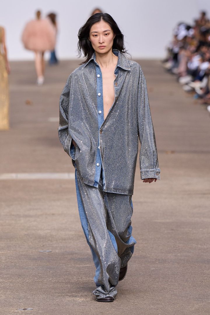 STELLA McCARTNEY 2025年春夏コレクションより