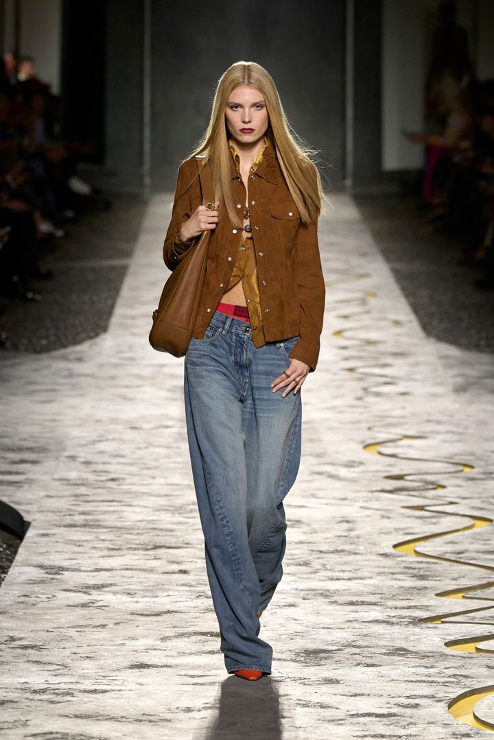 VERSACE 2025年春夏コレクションより