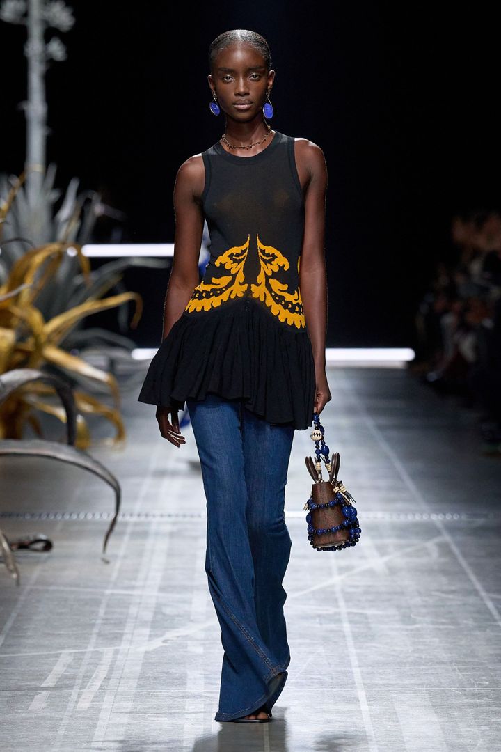 ETRO 2025年春夏コレクションより