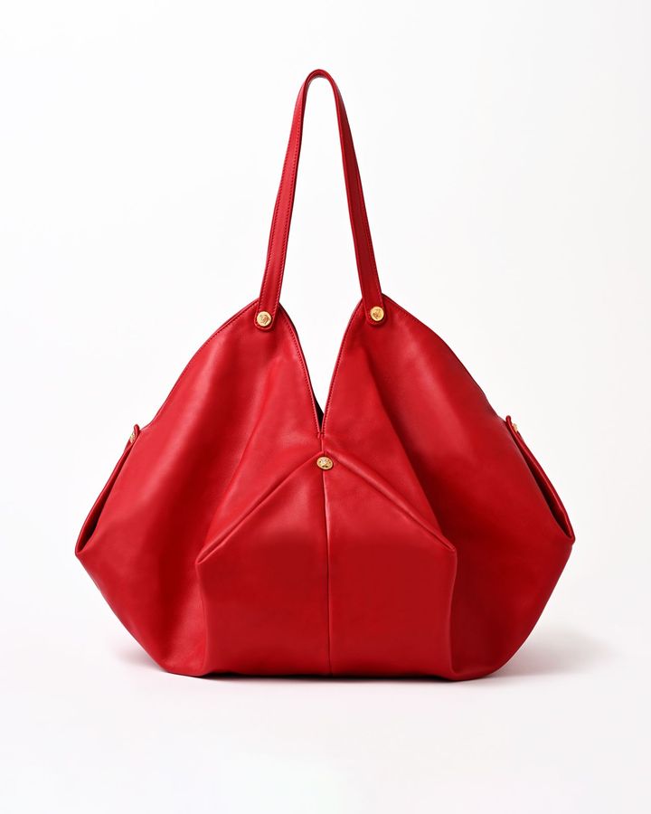 しなやかなプロンジェナッパレザーから丹念に作り上げたラージサイズの「プロテア」トートバッグ 本体H30cm ¥344,300／VERSACE（ヴェルサーチェ ジャパン）Photo_ Yoshifumi Ikeda