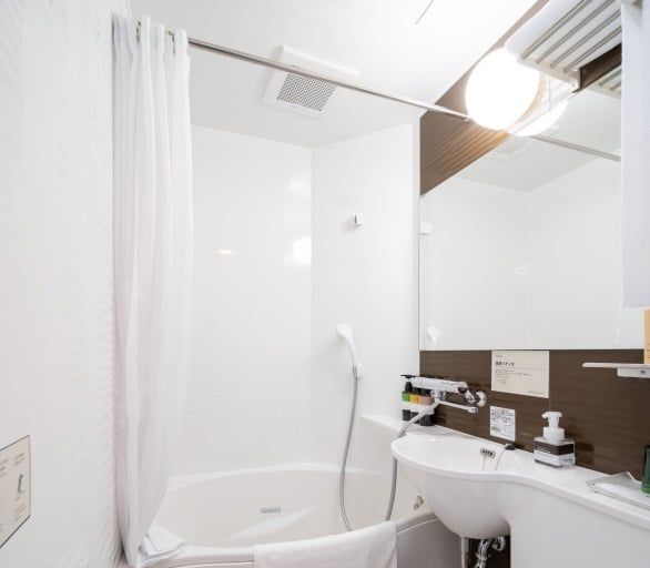 ホテルの浴室のシャワーカーテンはどうやって使う？（スーパーホテル提供）