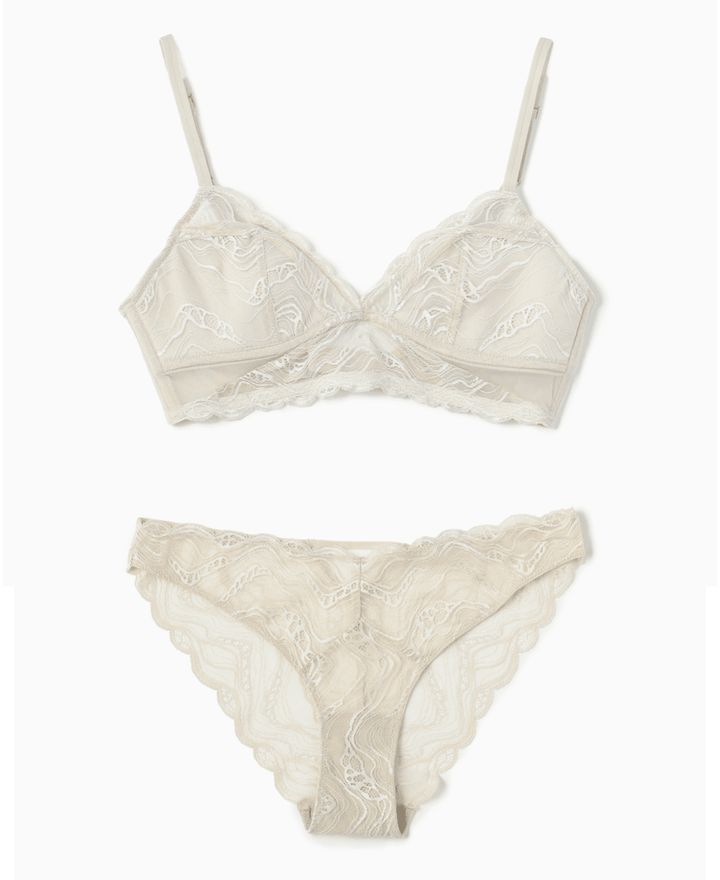 ブラ ¥9,900 ショーツ ¥4,950／CALVIN KLEIN