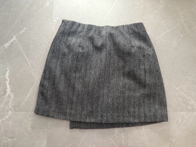 ユニクロ ツイードスコート ダークグレー 後ろ部分