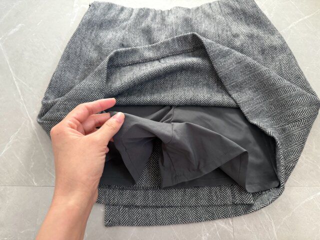 ユニクロ ツイードスコート ダークグレー 中にパンツ型のライニング付き