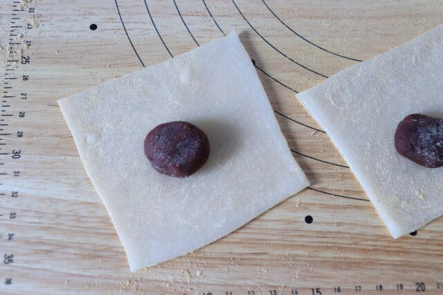 カットしたお餅の上に丸めておいた粒あんを置く