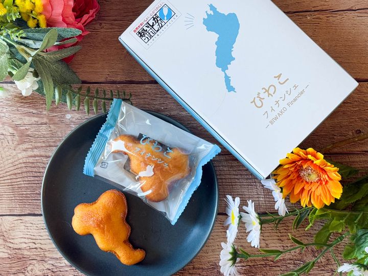 テーブルに並んだ「びわこフィナンシェ」