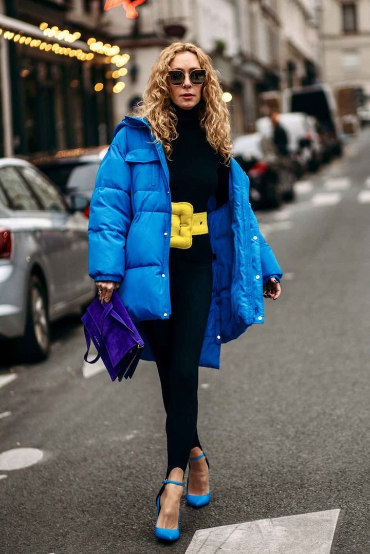 画像: ブルー×イエローのメリハリコーデで大人