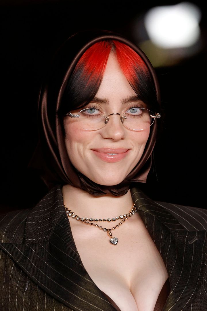 奇抜なファッションで知られるビリー・アイリッシュは、第4回アカデミー・ミュージアム・ガラでエッジの効いた2連ネックレスを着用。