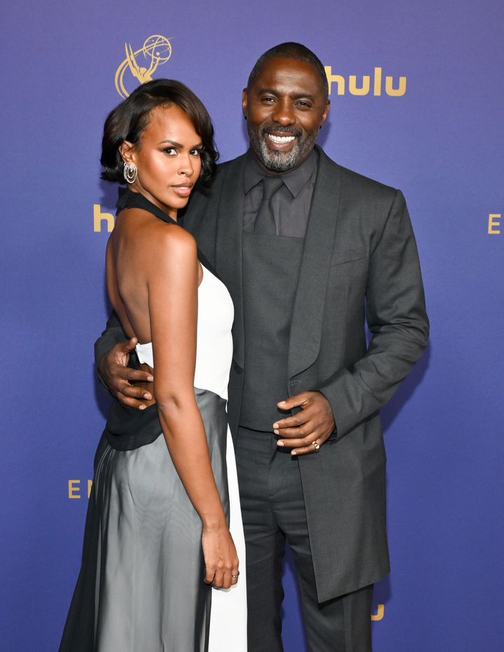 2024年エミー賞でのサブリナ・エルバとイドリス・エルバ。サブリナの耳もとを飾っているのはマコーマックによるイヤリング。