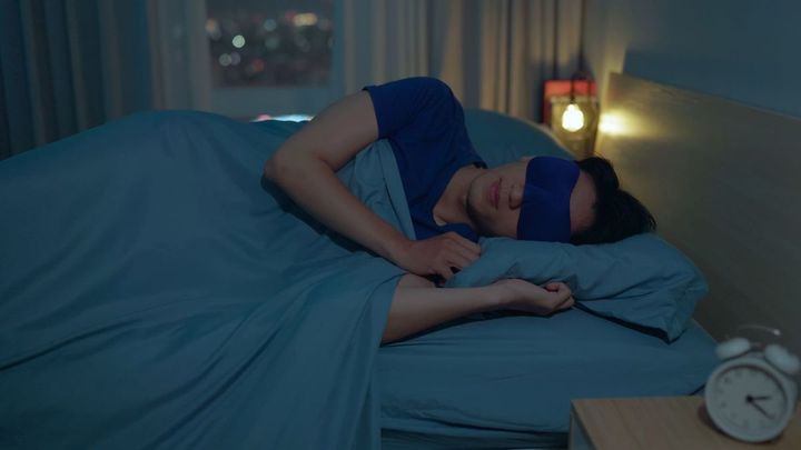 アイマスクを着けて眠っている男性