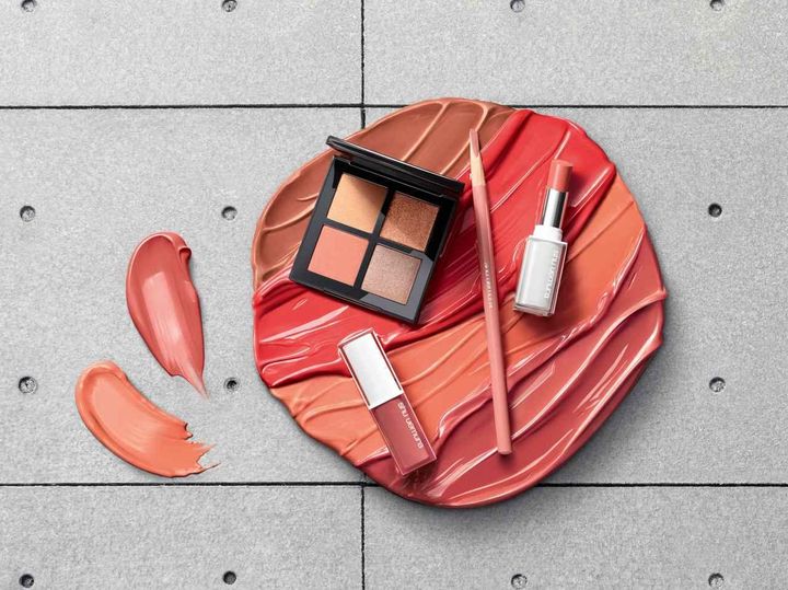 画像: 【シュウ ウエムラ】「ハナミグラッセ コレクション」左下から時計回りに：「キヌケアグローアップ」 ¥4,840、「アイスカルプト ハナミグラッセ」 ¥7,150、「ハード フォーミュラ ハード 9」 ¥3,850、「キヌケアヌード」 ¥4,840（すべて税込）