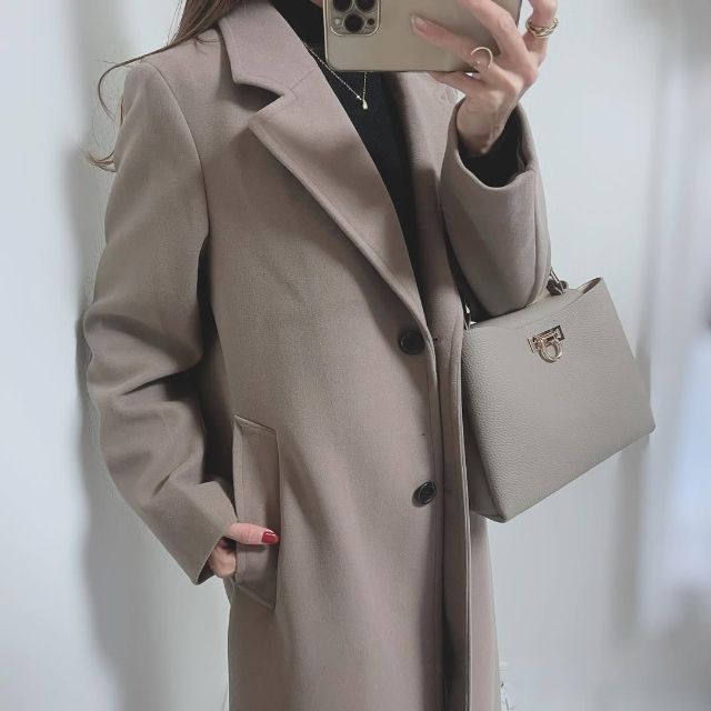 ベージュのGUのコージーメルトンテーラードコートを着たコーデ
