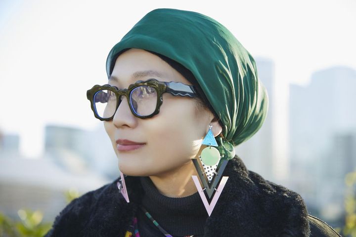 画像: 深緑スカーフ¥7,480、メガネ¥16,280、ピアス¥19,800