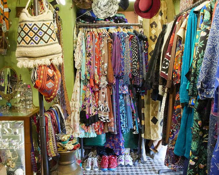 画像: ワンピースのバリエーションも豊富。左側のラックはLA出身デザイナーによる香港ブランド、ダイアン・フレイスのコーナー。柄×柄デザインが華やか。