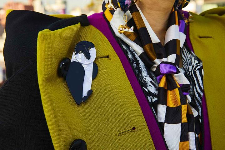 画像: スカーフ¥9,680、ブローチ¥8,580-