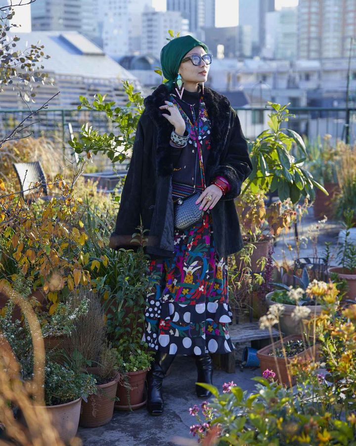 画像: ムートンコート¥41,800、ダイアン・フレイスのセットアップ¥85,800、イタリアレザーロングブーツ¥19,800（約24cm）、ニット（私物）