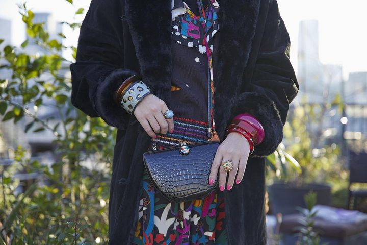 画像: リング各¥30,800〜、ヒョウハンドペイントバングル¥9,680、ブラウンルーサイトバングル¥19,800、赤紫バングル¥6,380、赤ルーサイトスクエアバングル¥16,280、赤ビジュールーサイトバングル¥8,580、バッグ¥85,800