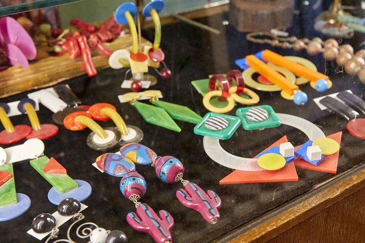 画像: 店の広さに対して小物やアクセサリーがとにかく多い。デコラティブな大ぶりのアクセサリーはリヤドスタイルに欠かせない。