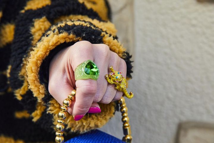 画像: ヒョウリング¥41,800、♡リング¥7,480、80sアメリカレザーバッグ¥25,080