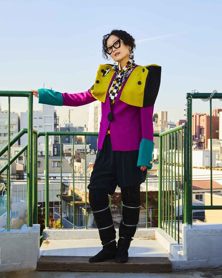 画像: アメリカ80sデザインジャケット¥85,800、中に着たゼブラブラウス¥10,780、アメリカ80sジェーン・マークのパンツ¥32,780、80sスウェードジップデザインブーツ¥19800（約25cm）