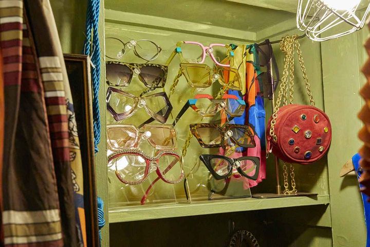 画像: パンチの効いたフレームのメガネはコーデの仕上げに欠かせない。メガネの価格帯は¥16,280〜で、すべてアメリカ買い付けたもの。