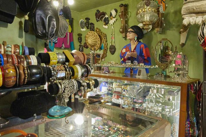 画像: 店名をもらったモロッコのホテル「リヤド」になぞらえて、内装もリヤドをイメージ。絶妙なグリーンの壁は自らペンキを配合して塗装。塗りムラがモロッコの建物を思わせる。