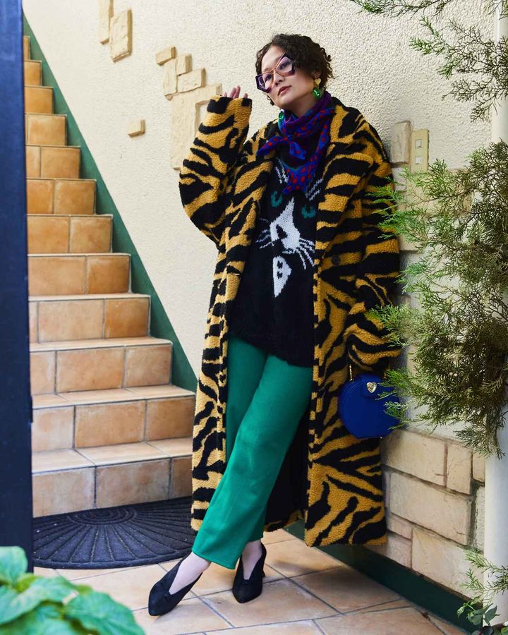 画像: コート¥85,800、セーター¥19,800、パンツ¥16,280、ウールスカーフ¥8,580、ブラックスウェードパンプス25.5cm/¥16,280-