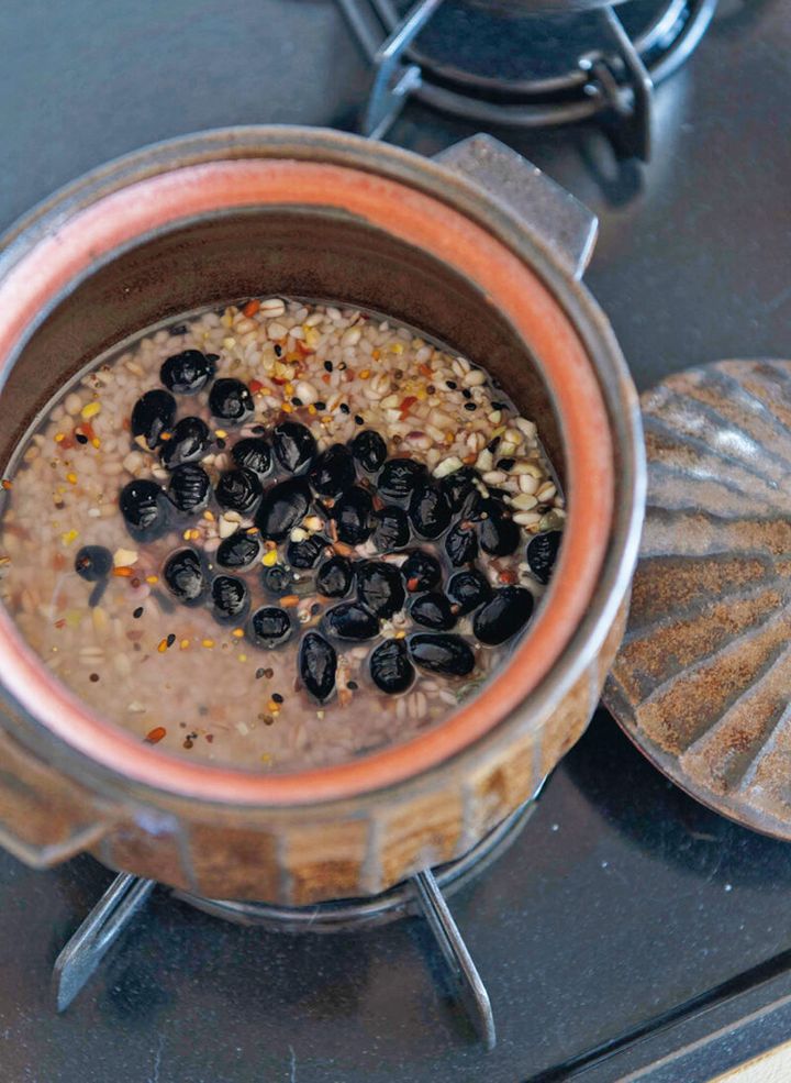 出しっぱなしでも素敵な土鍋でごはんを炊きます