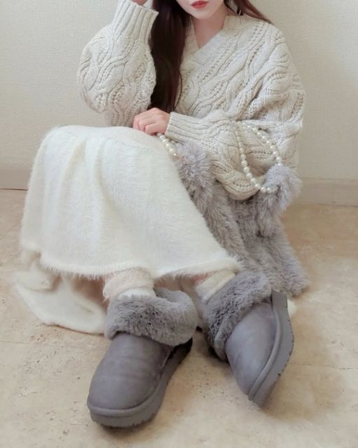 グレーのウォームムートンタッチスリッパとワンピースを着用している