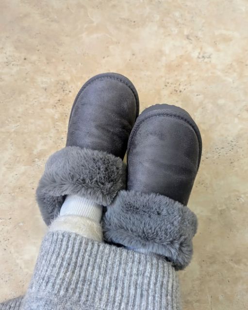 グレーのウォームムートンタッチスリッパを着用している