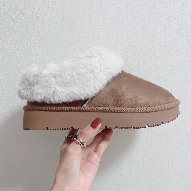 ブラウンのウォームムートンタッチスリッパのサイド側