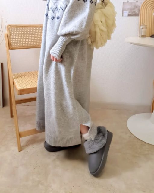 グレーのウォームムートンタッチスリッパとワンピースを着用している