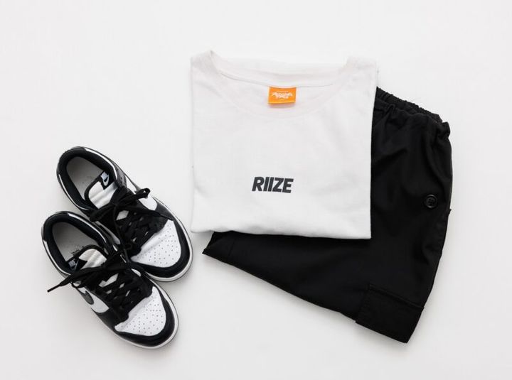 RIIZEのTシャツとナイキのシューズ