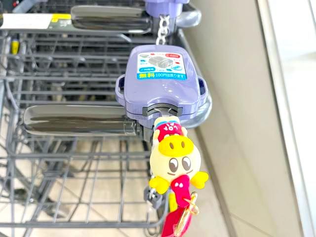 格安スーパー ロピア専用カートキー 使用中