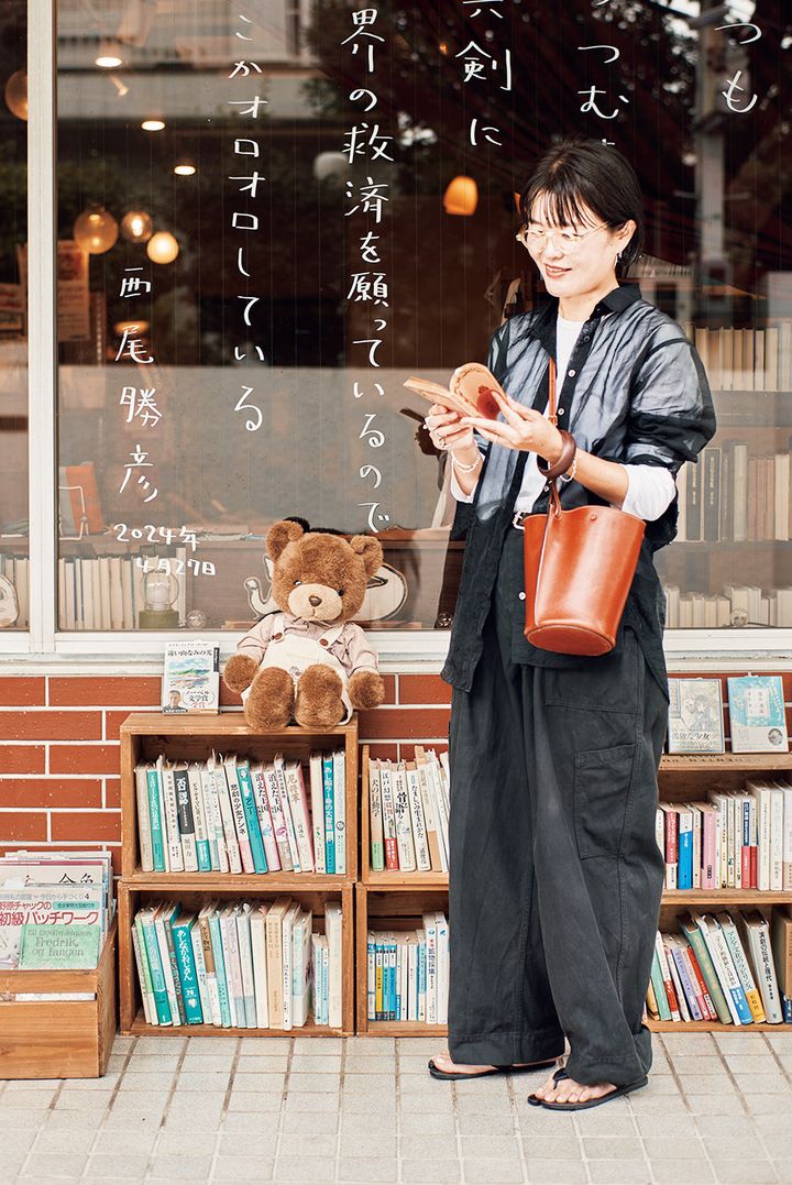 大人のリラックス感あるブラックコーデ。小物づかいでやわらかくまとめて◎【目利きが集うお店でスナップ】