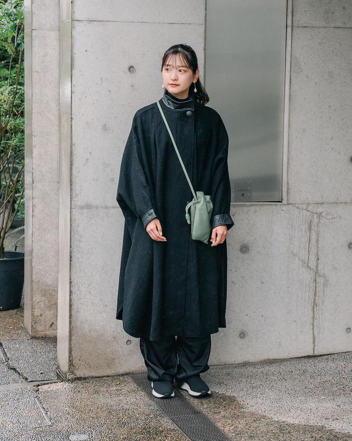 真冬の“オールブラック”スタイル5選。上級者の差し色使いにも注目【TOKYO SNAP】