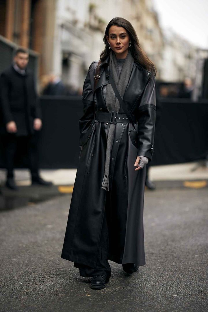 画像: コートとストールを同系色でまとめて洗練さを宿す