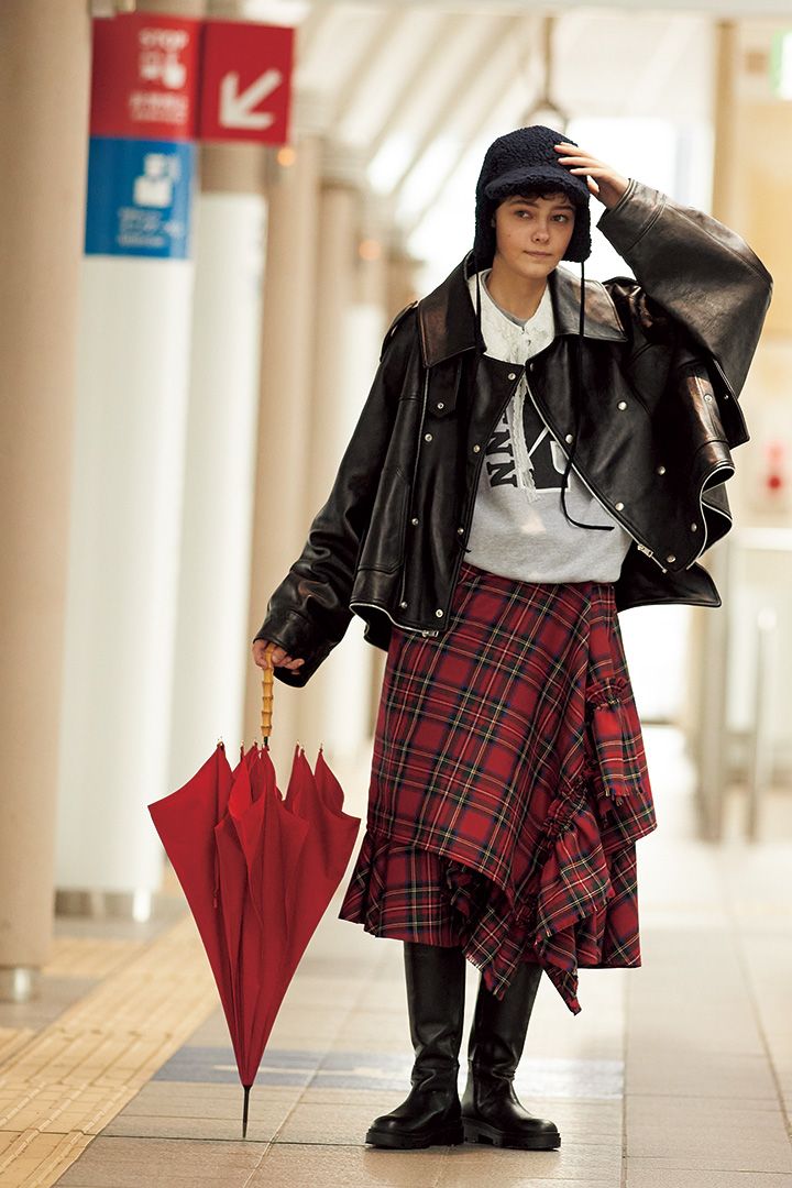 コーデを華やかに、レディに仕立てる赤がポイントの装い6選