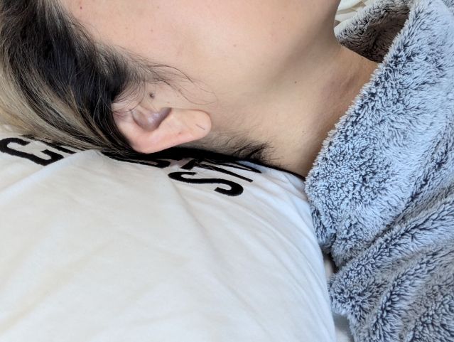 枕に寝ている様子