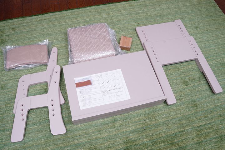 デスクとチェアの部品のすべて。デスクには脚の部分を取り付け、チェアには座面と背もたれに脚の部分を取り付ければ完成することが部品の状態でもわかります。