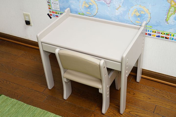 普段はリビングの壁際に配置している息子のデスクとチェア。勉強をするときには手暗がりにならないように配置を変えて使っています。