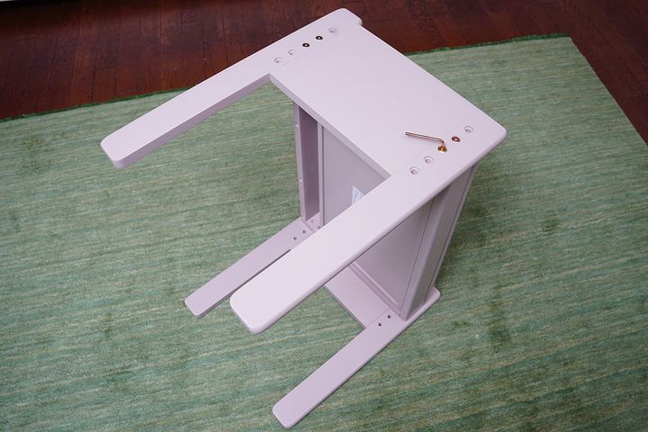 デスクの組み立ては六角レンチでネジを6本取り付けるだけです。こちらも高さ調整がうまくいかないようなら再調整するとよいでしょう。